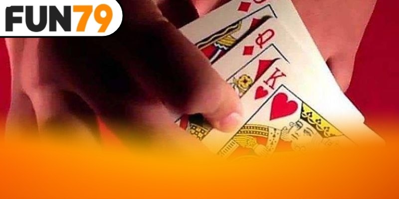 Người chơi dễ dàng thao tác chọn bàn, bốc bài và ăn phỏm chỉ với vài cú nhấp
